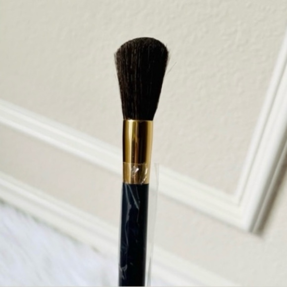 🆕 No Tag, Estée Lauder Blush Brush. Part of seasonal collection.